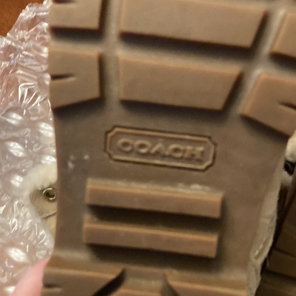 COACH WOMEN’S HALEN BEIGE SUEDE SNOW BOOTS. LIKE NEW. SIZE 7.5. SIGNATURE. NICE! - Picture 12 of 16